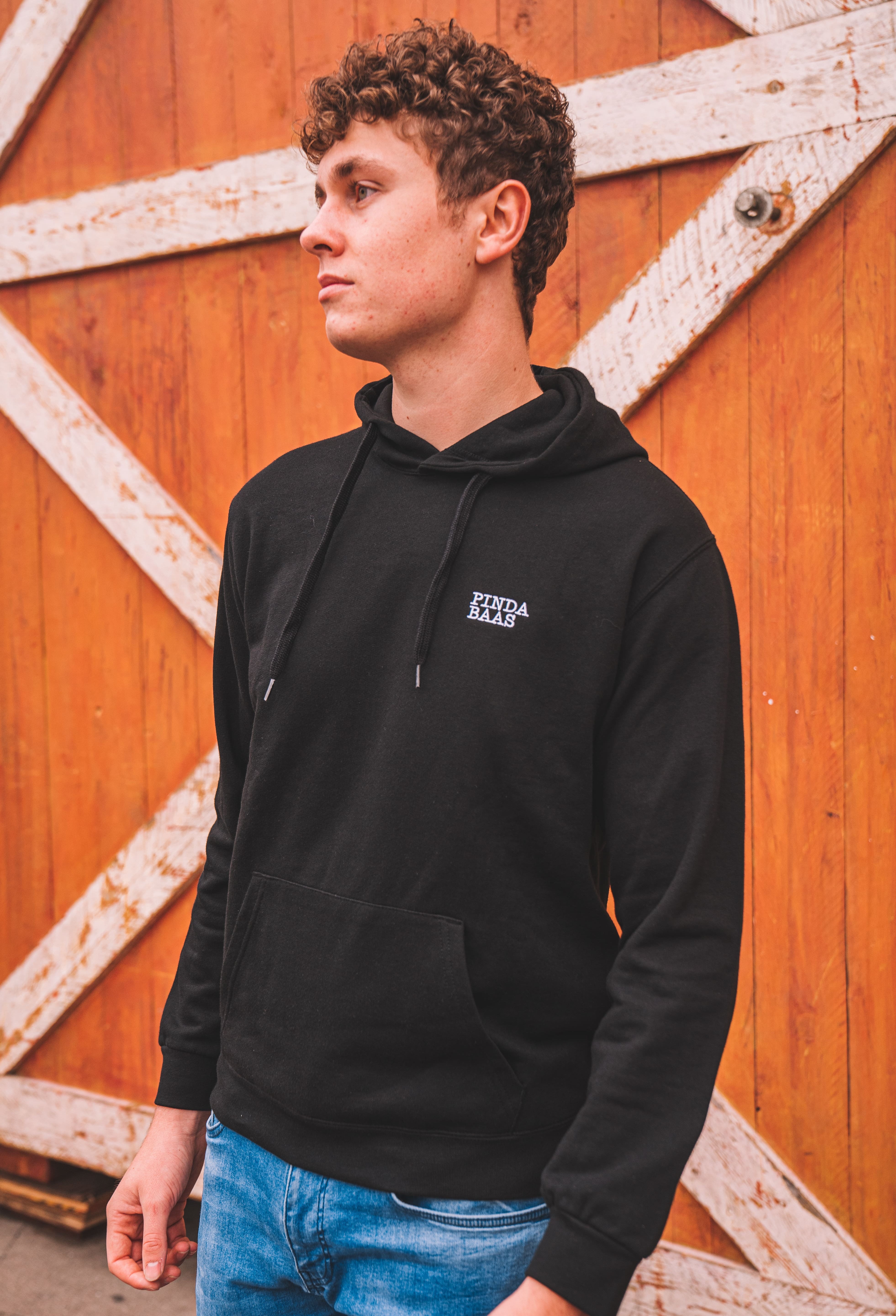 Pindabaas Hoodie zwart - de pindakaaswinkel