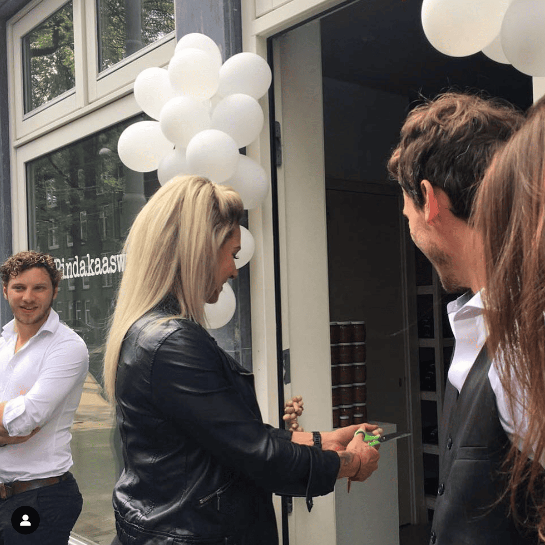 OPENING VAN DE EERSTE PINDAKAASWINKEL TER WERELD