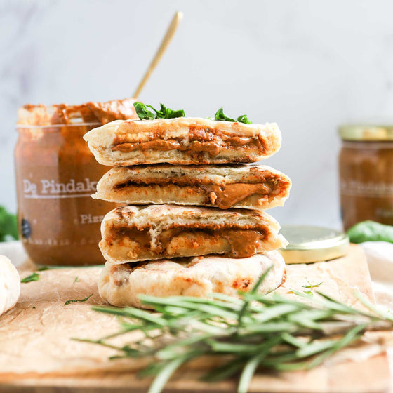 Hausgemachte Flatbreads gefüllt mit Pizza-Erdnussbutter