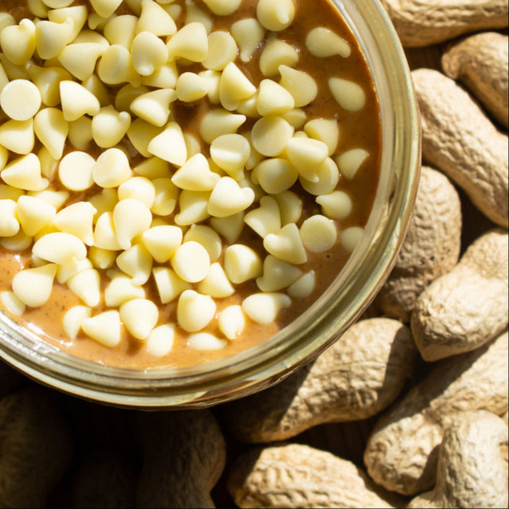 stukjes witte chocolade pindakaas